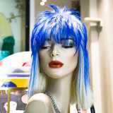 ...una chioma blu...